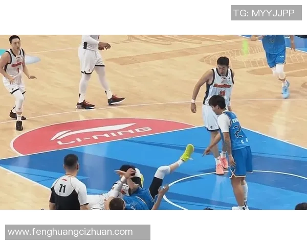 姚明比赛中意外滑倒引发全场惊呼球迷纷纷担心其伤情